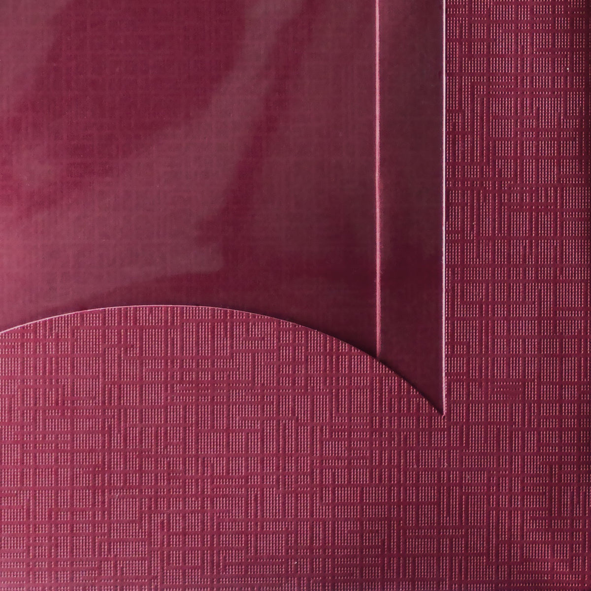 Papiertragetasche „Satina“ Bordeaux mit Fenster – Detail