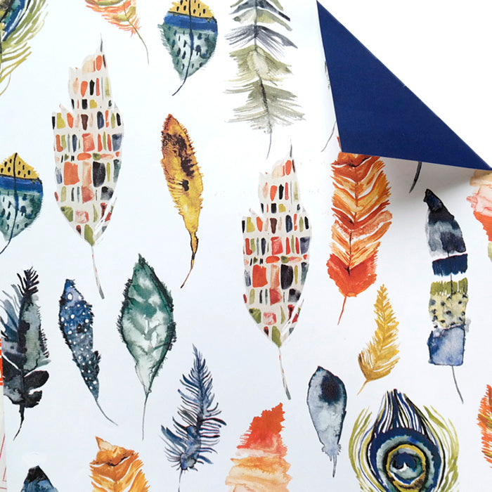 Geschenkpapier Aquarell-Federn bunt, Rückseite dunkelblau · Nr. 60216